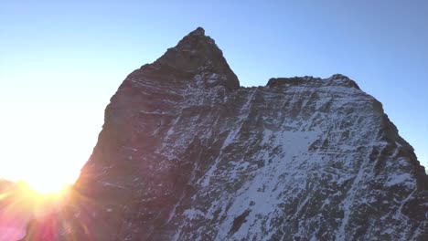 Aufsteigende-Luftaufnahme-Von-Der-Drohne-Des-Matterhorn-Gipfels