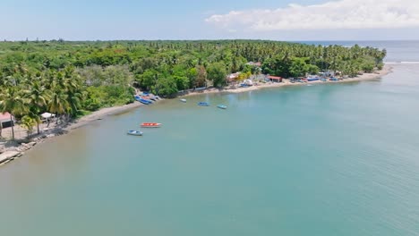 Playa-De-Palenque-Con-Barcos-Amarrados-Cerca-De-La-Costa-En-San-Cristobal,-República-Dominicana---Toma-Aérea-De-Drones