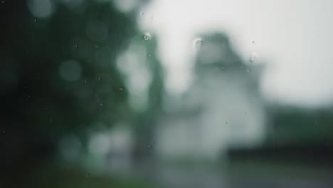 Regen-Trifft-Auf-Ein-Fenster.-Handheld