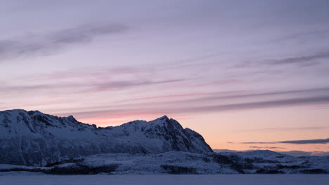 Bunte-Sonnenuntergangswolken-über-Arktischer-Landschaft-In-Nordnorwegen