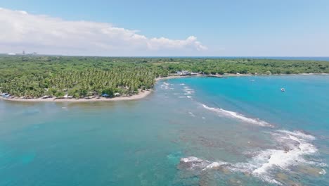 Playa-Palenque-Con-Agua-Turquesa-Y-Vegetación-Exuberante-En-San-Cristobal,-República-Dominicana---Toma-Aérea-De-Drones