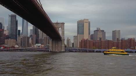 Toma-Panorámica-De-Un-Puente-De-Brooklyn-Y-Edificios-En-El-Fondo-6