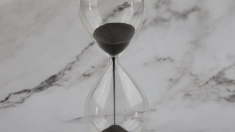 Stundenglas-Mit-Sand,-Der-Durch-Den-Stiel-Fließt-2