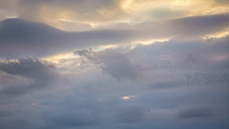Bewölktes-Wetter-Mit-Sich-Schnell-Bewegenden,-Flauschigen-Kumuluswolken