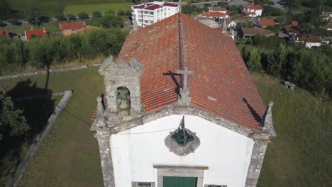 Herauszoomen-Aus-Der-Kirche-In-Monte-De-Santo-António-Mit-Strand-Im-Hintergrund-In-Afife,-Viana-Do-Castelo,-Portugal