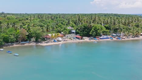 Paisaje-Tranquilo-De-La-Playa-En-Playa-Palenque,-San-Cristobal,-República-Dominicana---Toma-Aérea-De-Drones