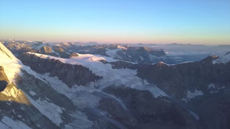 Amplia-Vista-Aérea-A-Gran-Altitud-Desde-Drones-Sobre-Los-Alpes-En-La-Frontera-De-Suiza-E-Italia-Cerca-De-Matterhorn