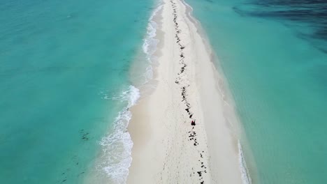 Drohne-Erhebt-Sich-über-Sandbank-Auf-Tropischer-Insel-Mit-Klarem-Blauem-Ozeanwasser