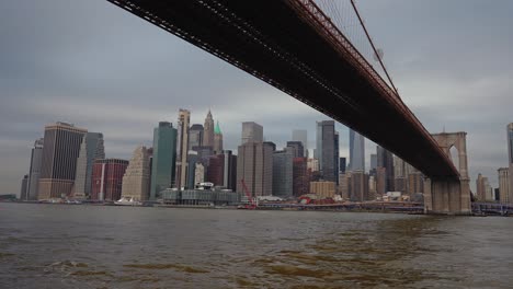 Toma-Panorámica-De-Un-Puente-De-Brooklyn-Y-Edificios-En-El-Fondo-5