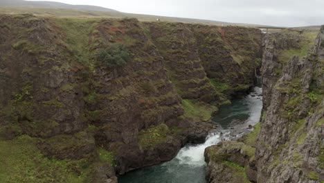 Río-Que-Fluye-Entre-El-Cañón-Kolugljufur-Y-La-Cascada-En-Vididalstunga,-Islandia
