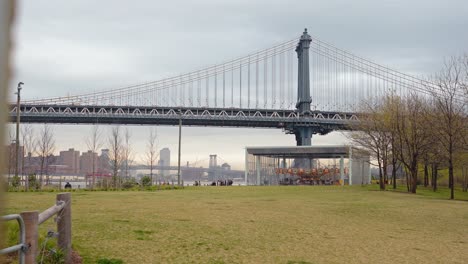Toma-Panorámica-De-Un-Puente-De-Brooklyn-Y-Edificios-En-El-Fondo-2