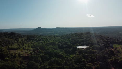 Luftdrohne-Vorwärts-Bewegter-Schuss-Von-Cerro-Yaguaron,-Einem-Hügel-Im-Nordwesten-Von-Paraguay,-Südamerika