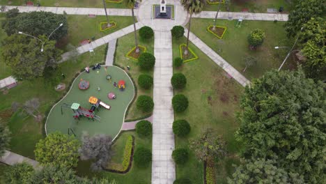 Drone-video-slowly-tilting-up,-revealing-a-park
