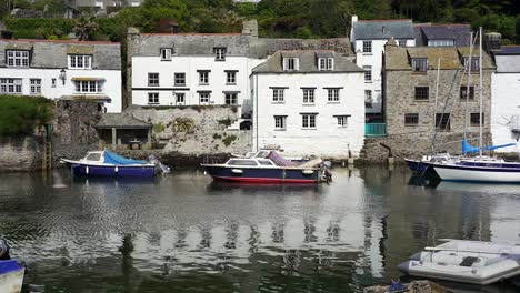 Fishing-boats-moored-up-in-the-quaint-harbour-of-the-historic-fishing-village-of-Polperro,-Cornwall,-England,-UK