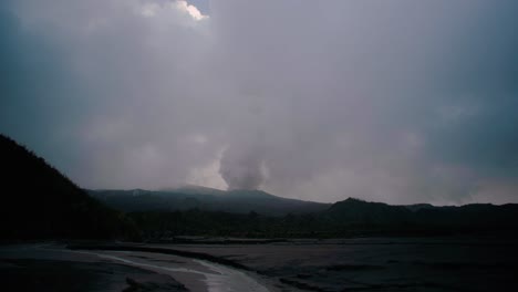 Lapso-De-Tiempo-Del-Volcán-Monte-Dukono-Cerca-De-Tobelo-En-El-Norte-De-Maluku,-Indonesia