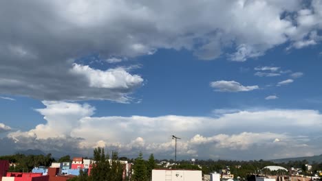 Panorama-Zeitraffer-Mit-Wunderschönem-Blauen-Himmel-Und-Wolken