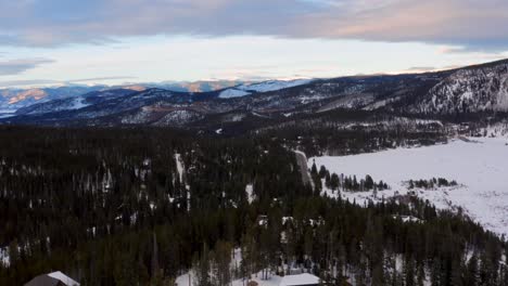 Drone-footage-of-a-Colorado-mountain-town-on-a-winter-morning