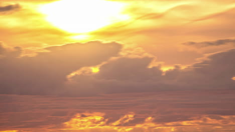 Schöner-Sonnenuntergang-Himmel-Und-Wolkenfetzen-Abfluss.-Zeitraffer