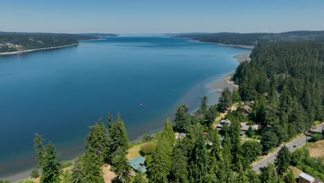 Aerial-view-of-the-Freeland,-WA-harbor-with-beautiful-waterfront-views