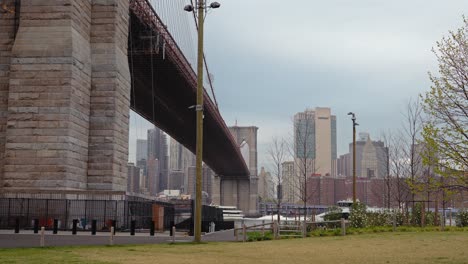 Toma-Panorámica-De-Un-Puente-De-Brooklyn-Y-Edificios-En-El-Fondo