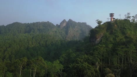 Luftaufnahme-Von-Wald-Und-Hügeln-Mit-Nebel-Zwischen-Morgens-In-Indonesien