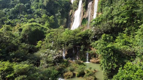 Eine-Wunderschöne-Drohnenaufnahme-Des-Tropischen-Wasserfalls-Thi-Lo-Su,-Der-Sich-Tief-Im-Dschungel-Von-Umphang-In-Nordthailand-In-Asien-Befindet