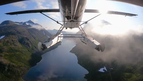 Alaska-Buschflugzeug,-Das-über-Die-Bergkette-Fliegt