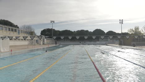 Schwimmer-Schwimmen-Zwischen-Den-Bahnen-Des-Montpellier-Schwimmbads