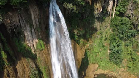 Eine-Wunderschöne-Drohnenaufnahme-Aus-Der-Nähe-Des-Wasserfalls-Thi-Lo-Su,-Tief-Im-Abgelegenen-Dschungel,-Abseits-Der-Ausgetretenen-Pfade-Im-Backpacker-Land-Thailand-In-Der-Gegend-Von-Umphang-In-Südostasien