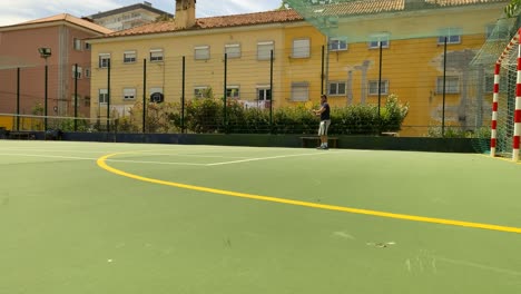 Adrenalingeladener-Stoß-Eines-Polnischen-Tennisspielers-Auf-Dem-Platz,-Guter-Empfang,-Lissabon,-Portugal