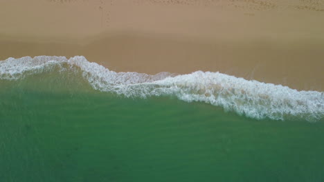 Hypnotische-Wellen-Und-Türkisfarbenes-Strandwasser-In-Cabo