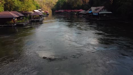 Eine-Drohne-Schoss-Schnell-An-Einem-Charmanten-Schwimmenden-Dorf-Vorbei-Und-über-Einen-Fluss-Mitten-Im-Dschungel-Im-Sai-Yok-Nationalpark-In-Der-Provinz-Kanchanaburi-In-Thailand
