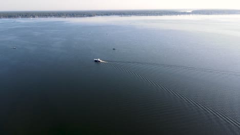 Ein-Boot,-Das-Auf-Der-Oberfläche-Des-Muskegon-Sees-Fährt