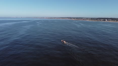 Luftaufnahme-Des-Fischerbootes,-Das-Auf-Dem-Atlantik-Entlang-Der-Uruguayischen-Küste-Bei-Sonnenlicht-Und-Blauem-Himmel-Kreuzt