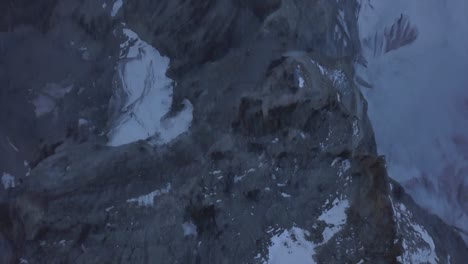 Zerklüftete-Landschaft-Des-Matterhorns-Vor-Sonnenlicht-Mit-Schneetaschen