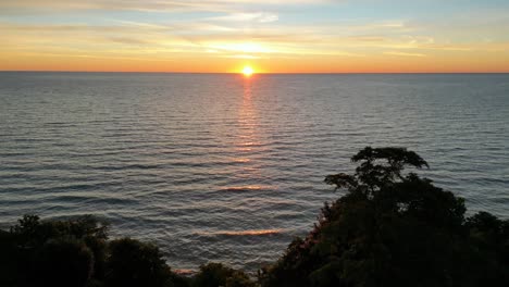 Daybreak-over-Lake-Michigan-at-Whitefish-Bay