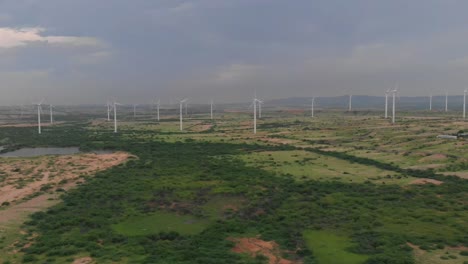 Una-Toma-Aérea-De-Turbinas-Eólicas-Con-Un-Hermoso-Cielo-Azul,-Turbinas-Eólicas-De-Energía-Zorlu-Instaladas-En-Jhimpir-Cerca-De-Gharo-Sindhi-Pakistán