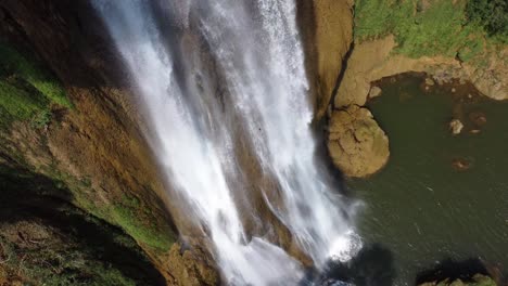 Eine-Wunderschöne-Drohnenaufnahme-Des-Wasserfalls-Thi-Lo-Su,-Der-Sich-Abseits-Der-Ausgetretenen-Pfade-In-Nordthailand-In-Der-Gegend-Von-Umphang-In-Südostasien-Befindet