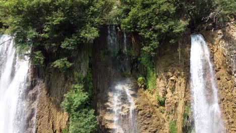 Szenische-Nahaufnahme-4k-drohnenaufnahme-Von-Drei-Kleinen-Wasserfällen,-Einem-Teil-Des-Riesigen-Thi-Lo-Su-wasserfalls-Im-Dschungel-Von-Nordthailand,-Der-Sich-Im-Gebiet-Von-Umphang-In-Asien-Befindet