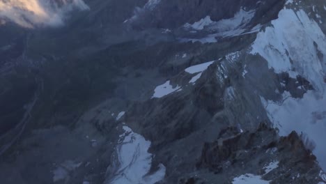 Am-Frühen-Morgen-Luftaufnahme-Des-Löwenkammansatzes-Zum-Gipfel-Des-Matterhorns-In-Den-Alpen