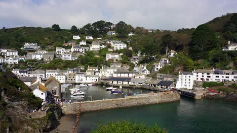 View-of-Polperro,-a-quaint-fishing-village-and-former-smuggling-hideout-in-a-cove-in-Cornwall,-England,-UK