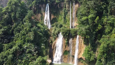 4K-Drohnenaufnahme,-Die-Sich-Um-Den-Wasserfall-Thi-Lo-Su-Im-Friedlichen-Dschungel-Von-Umphang-Dreht,-Der-Sich-Im-Backpacker-Land-Thailand-In-Südostasien-Befindet