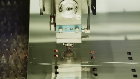 Maschine-Schneidet-Blech-Mit-Automatisiertem-Laserschneider,-Nahaufnahme