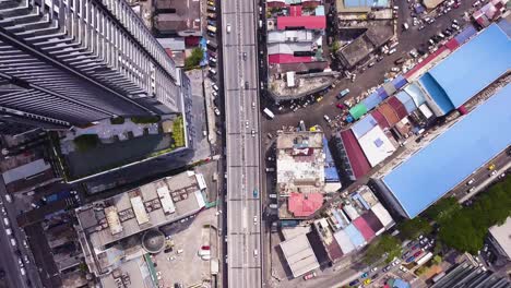 Drohnenaufnahmen-Des-Stadtverkehrs-Und-Der-Straßen-Von-Kuala-Lumpur,-Malaysia,-Uhd