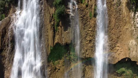 Eine-Schöne-Und-Landschaftlich-Reizvolle-4k-drohnenaufnahme-Von-Einem-Der-Kleinen-Wasserfälle-Des-Thi-Lo-Su-wasserfalls-In-Der-Dschungellandschaft-Von-Nordthailand,-Gelegen-Im-Gebiet-Von-Umphang-In-Asien