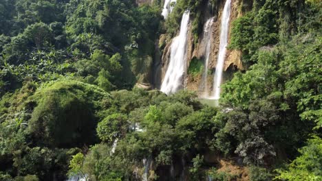 Eine-Wunderschöne-Drohnenaufnahme-Des-Tropischen-Wasserfalls-Thi-Lo-Su,-Der-Sich-Tief-Im-Dschungel-Von-Umphang-In-Nordthailand-In-Asien-Befindet-1