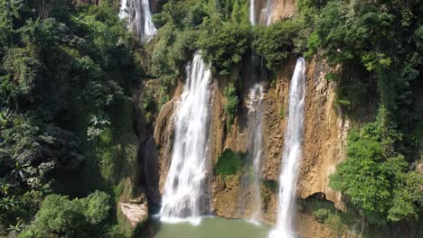 Eine-Hübsche-4k-drohnenaufnahme-Von-Zwei-Der-Wasserfälle-Des-Thi-Lo-Su-wasserfalls-In-Der-Abenteuer-dschungellandschaft-Von-Nordthailand,-Gelegen-In-Der-Gegend-Von-Umphang-In-Asien