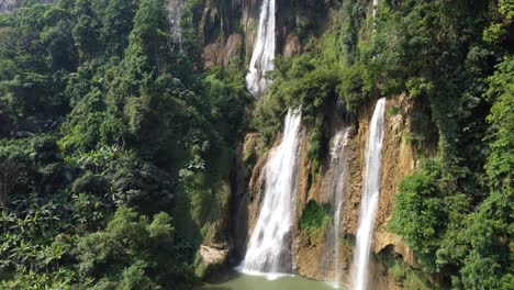 Eine-Erstaunliche-Drohnenaufnahme-Des-Tropischen-Und-Abenteuerlichen-Wasserfalls-Thi-Lo-Su,-Der-Sich-Tief-Im-Dschungel-Von-Umphang-In-Nordthailand-In-Asien-Befindet