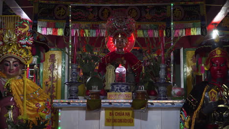 Altar-Sagrado-Dentro-Del-Templo-De-Adoración-De-Ballenas-En-Vietnam
