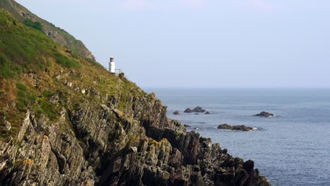 Spy-House-Point-Lighthouse-on-the-cliffs-near-Polperro-in-Cornwall,-England,-UK